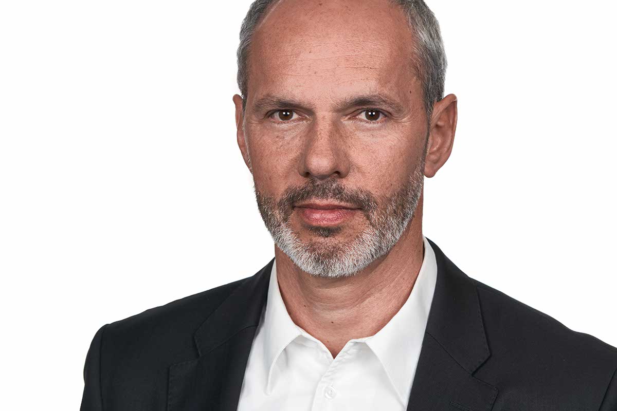 Bewerbungsfoto Bonn Geschäftsführer Sakko und Hemd weiß Bewerbungsfoto Bonn Geschäftsführer Sakko und Hemd weiß