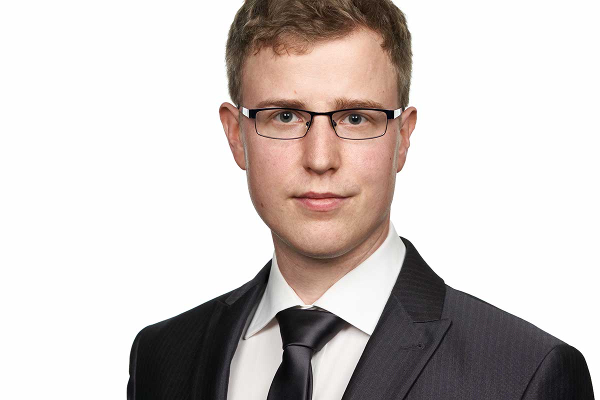 Bewerbungsfotos Bonn mann consulting brille anzug Bewerbungsfotos Bonn mann consulting brille anzug