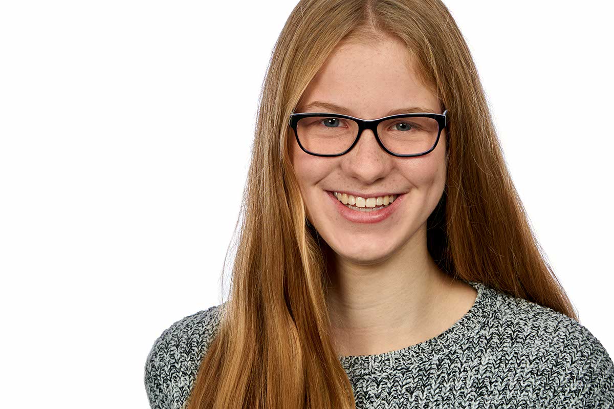 Bewerbungsfotos Bonn teenagerin brille lässig Bewerbungsfotos Bonn teenagerin brille lässig