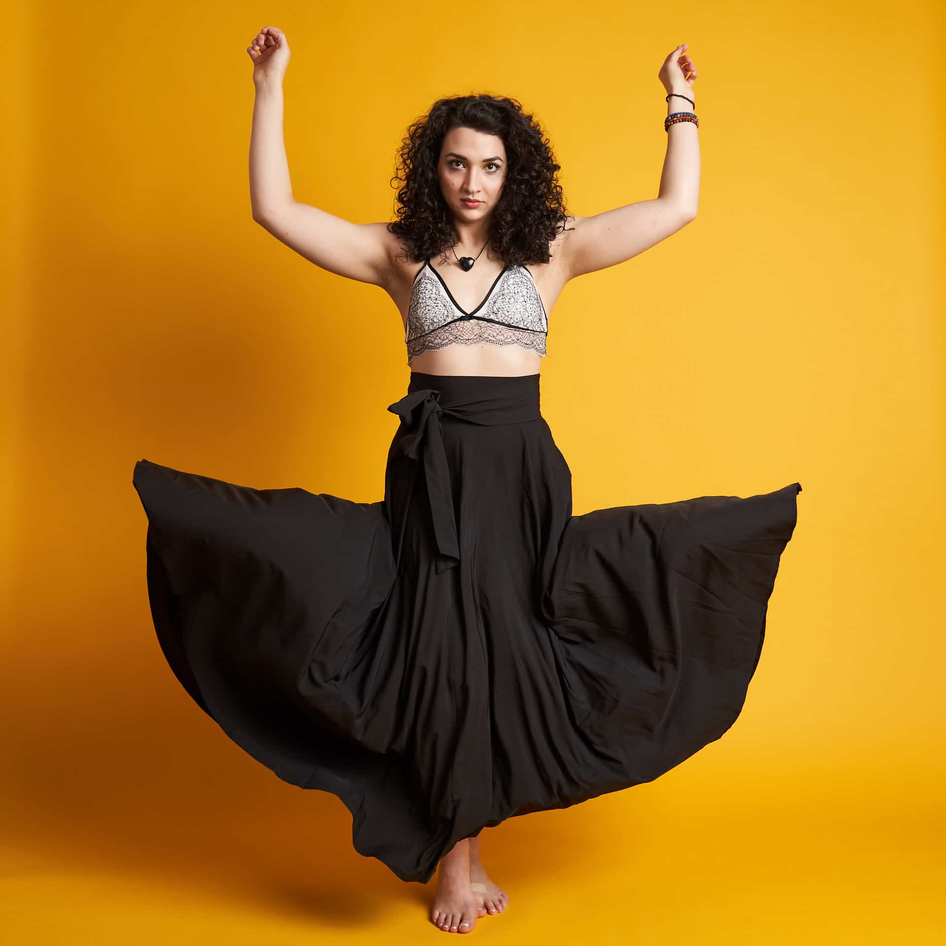 Fashionfoto Orange fliegender Rock Arme hoch Fashionfoto Orange fliegender Rock Arme hoch