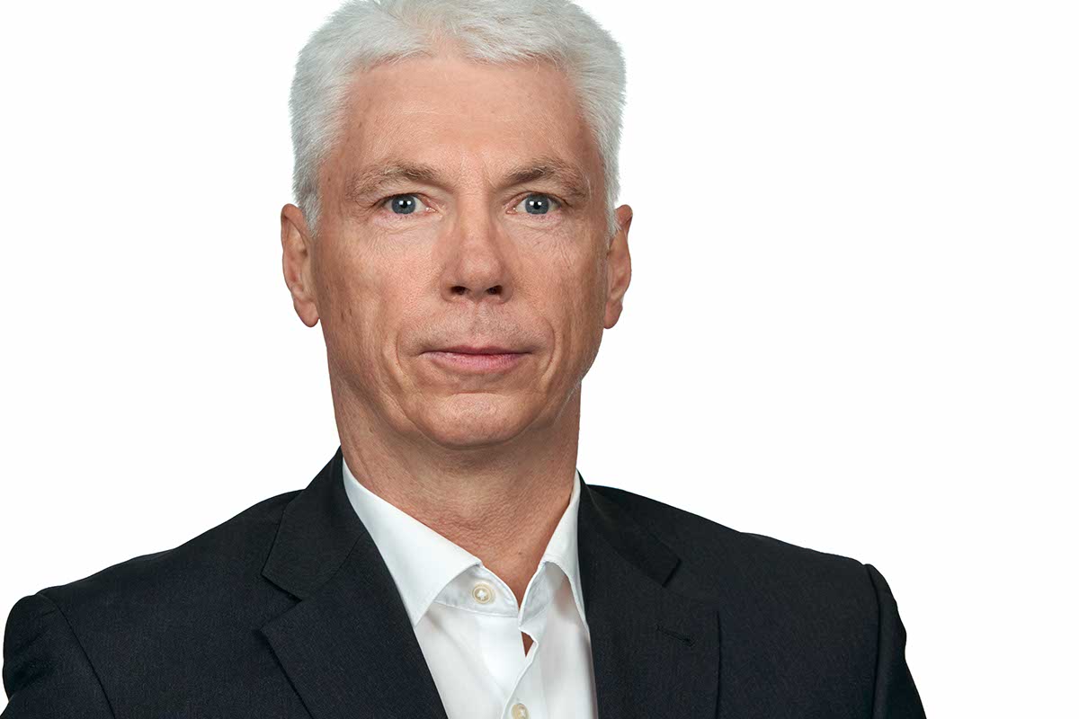 Businessfoto Bonn Geschäftsführer graue Haare Anzug Businessfoto Bonn Geschäftsführer graue Haare Anzug