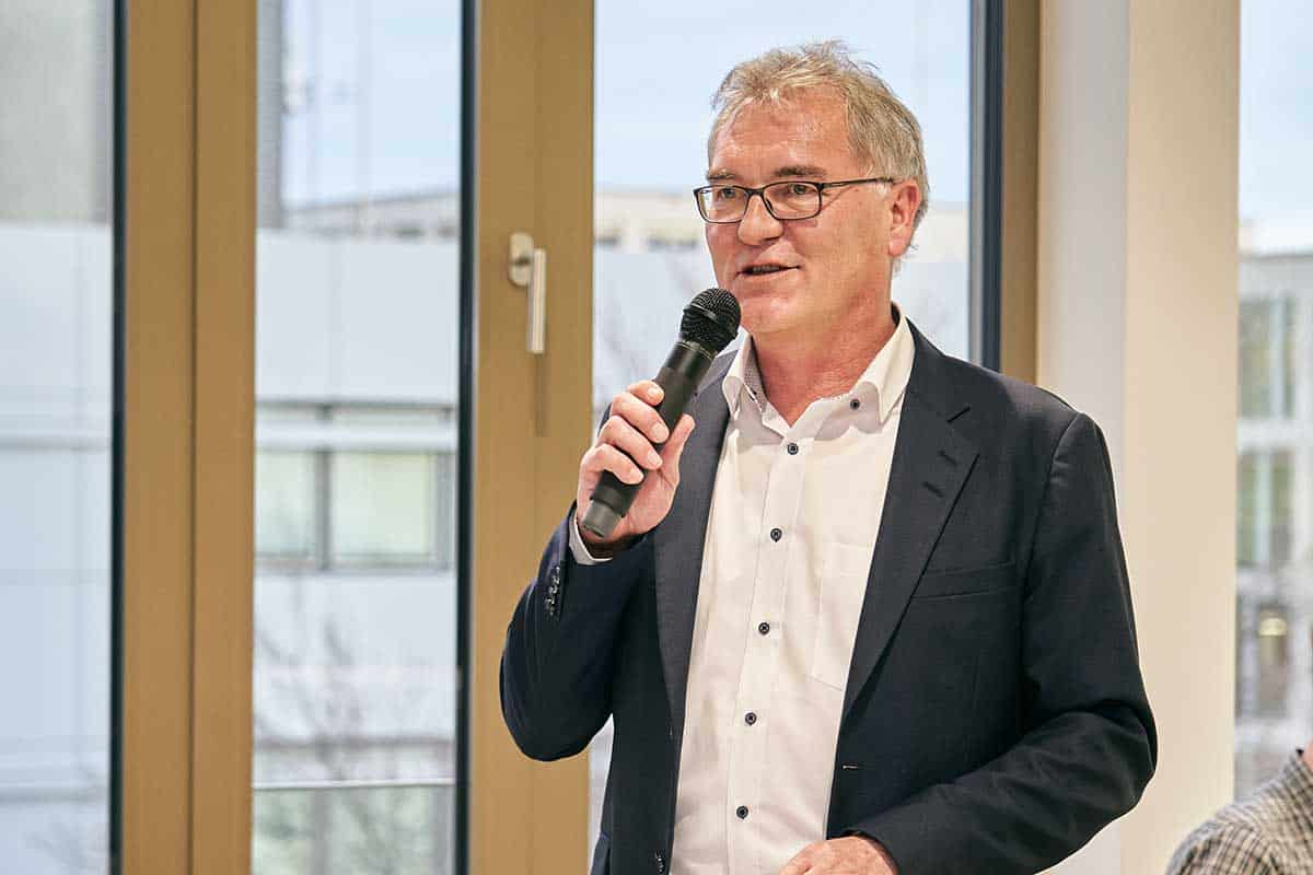 Businessfoto Eventreportage Vortrag Geschäftsführer mit Mikro Businessfoto Eventreportage Vortrag Geschäftsführer mit Mikro