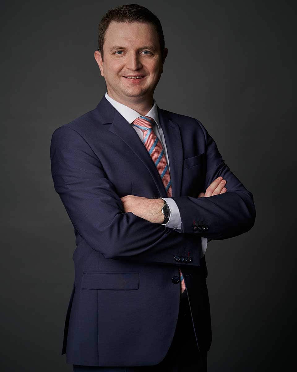 Businessfoto Geschäftsführerportrait starke Pose freundlich Businessfoto Geschäftsführerportrait starke Pose freundlich