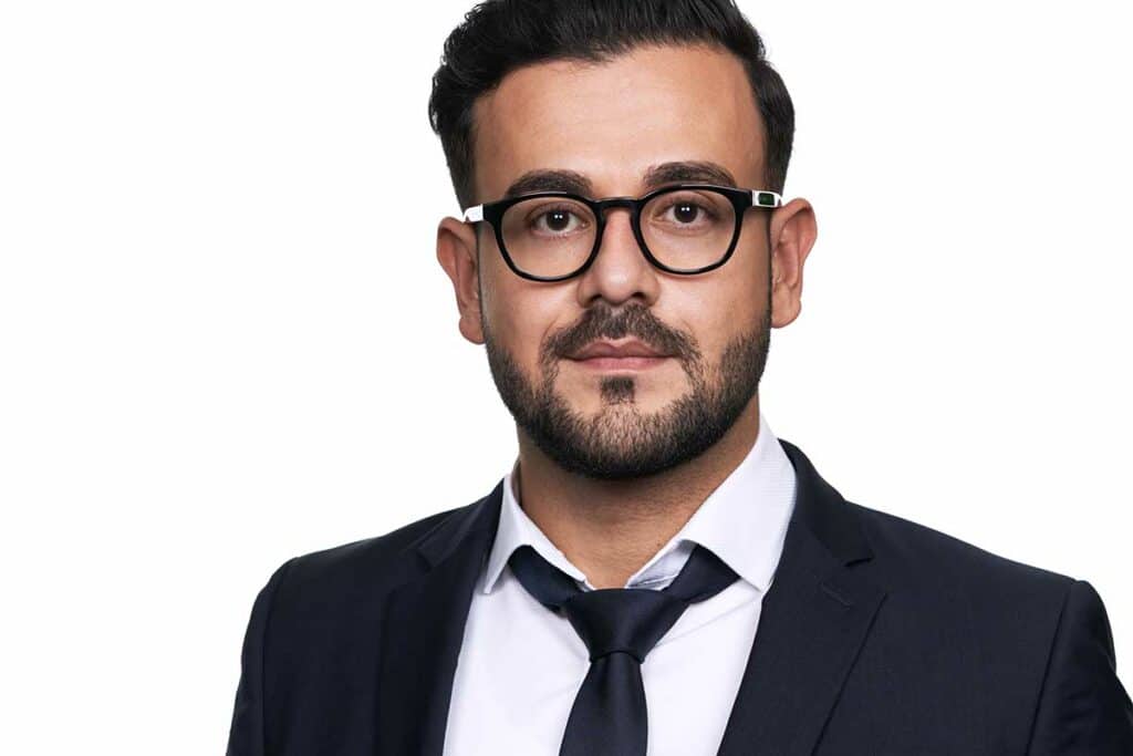 Bewerbungsfoto junger Consultant mit Bart und Brille