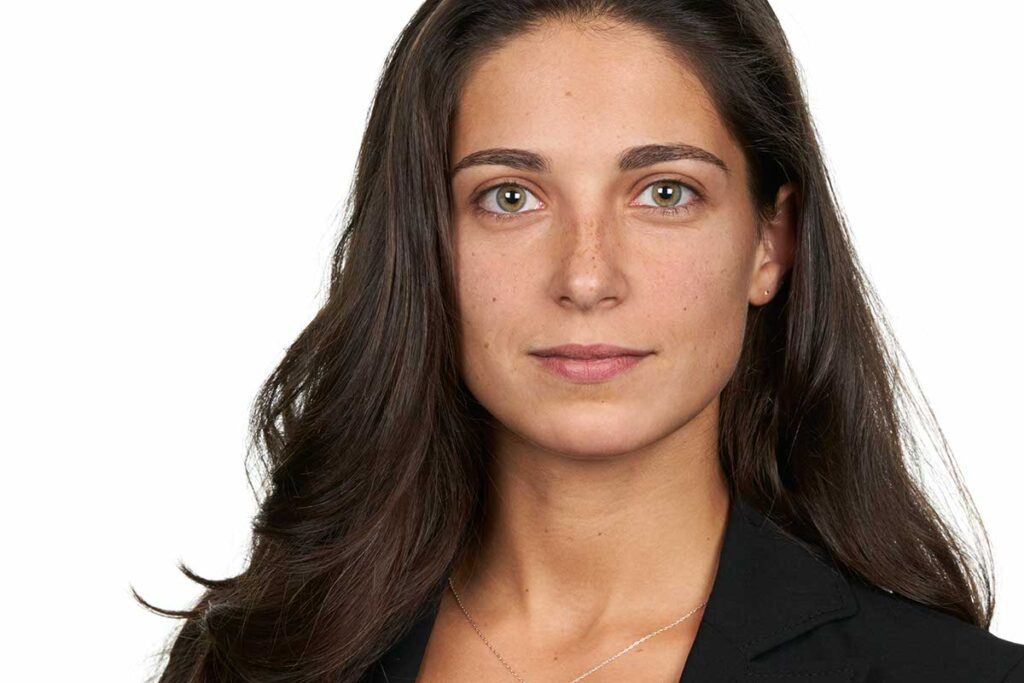 headshot consultant weiblich heller Hintergrund