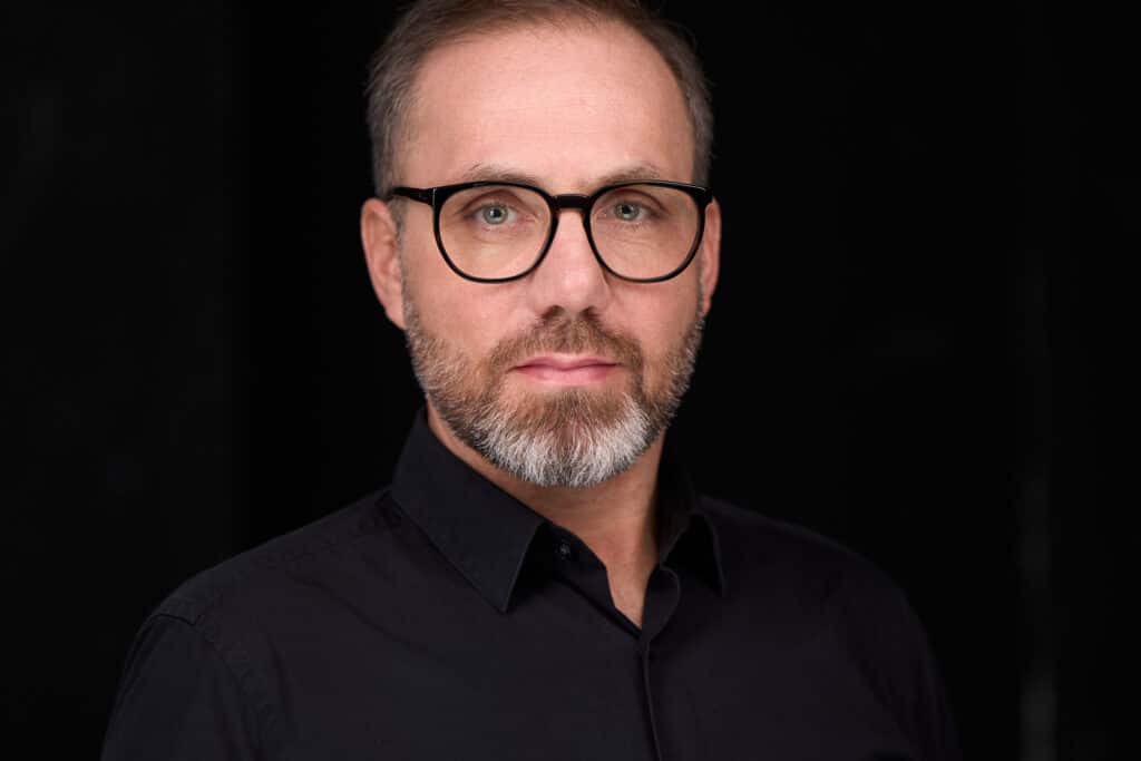 Businessfoto und Corporate Headshot - Manager dunkle Kleidung