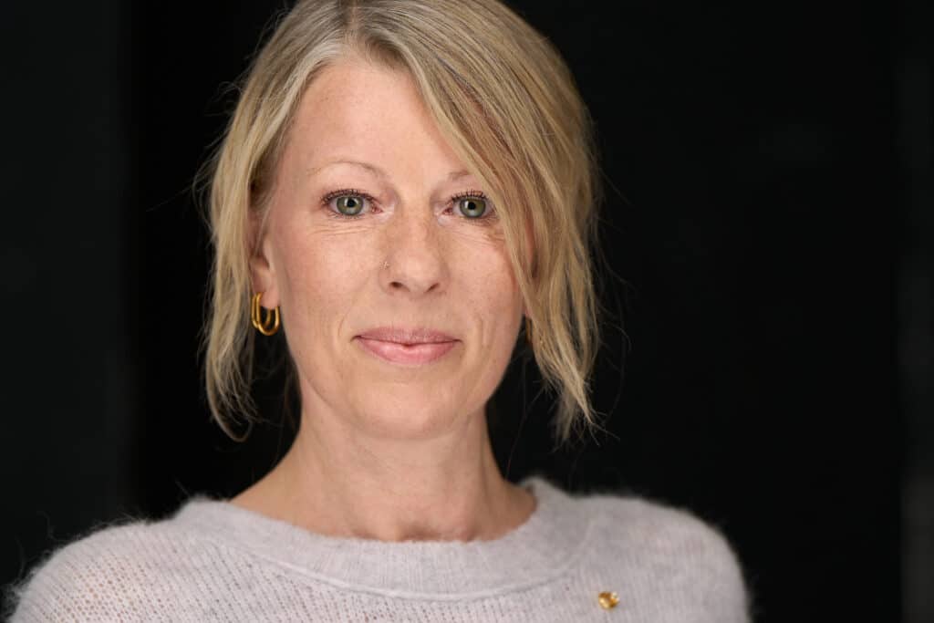 Businessfoto und Corporate Headshot Managerin helle Kleidung