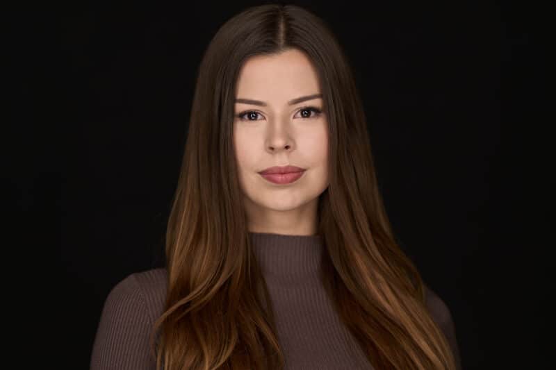 Business Headshot in Düsseldorf – Corporate-Porträt vor dunklem Hintergrund